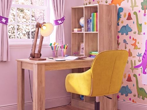 &Scaron;viesus vaikų mokymosi kambarys su mediniu ra&scaron;omuoju stalu, ergonomi&scaron;ka geltona kėde, staline lempa, daiktų laikymo lentyna ir dinozaurų tapetais. Puikiai tinka tvarkingai ir patogiai mokymosi erdvei namuose sukurti.