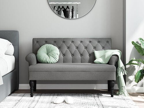 Pilkos spalvos mink&scaron;ta 2 vietų sofa stilingame miegamajame. Spustelėkite norėdami pamatyti gaminius.