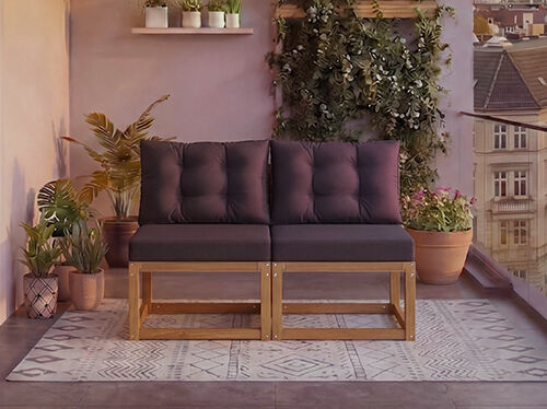 Dvivietė modulinė medinė sofa su tamsiai pilkomis pagalvėlėmis balkone, apsuptame vazoniniais augalais ir miesto vaizdu fone