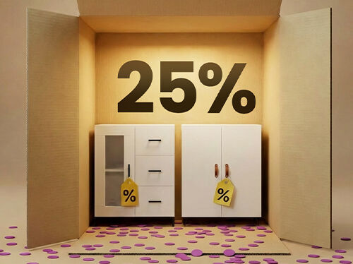 Modernios baltos indaujos ir spintelės, pateiktos dėžės tipo ekspozicijoje, su 25% nuolaida laikymo baldams.		