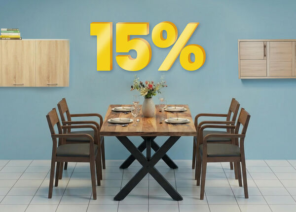 Reklaminis skydelis su &bdquo;15 %&ldquo; nuolaida dideliais geltonais 3D skaičiais vir&scaron; moderno valgomojo su mediniu stalu, keturiomis kėdėmis ir sienine spintele. Spustelėkite ir peržiūrėkite kolekcijos prekes.