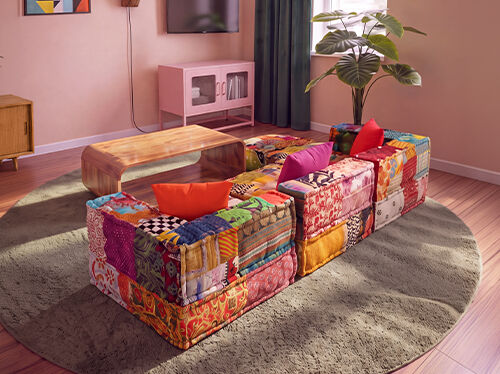 Koliažas su trimis sofų stiliais: moderni svetainė su tamsiomis sofomis, spalvinga skiautinio stiliaus modulinė sofa aplink kavos staliuką ir pilnai i&scaron;skleista pilka sofa-lova. Spustelėkite, kad peržiūrėtumėte sofų kolekciją.