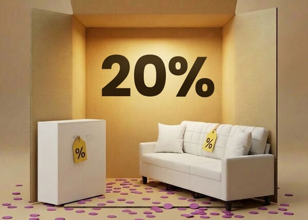 Svetainės baldų komplektas su balta sofa ir baltu daiktų laikymo baldu, pateiktas dėžės tipo ekspozicijoje, su 20% nuolaida svetainės baldams.
