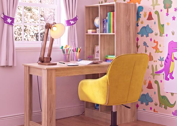&Scaron;viesus vaikų mokymosi kambarys su mediniu ra&scaron;omuoju stalu, ergonomi&scaron;ka geltona kėde, staline lempa, daiktų laikymo lentyna ir dinozaurų tapetais. Puikiai tinka tvarkingai ir patogiai mokymosi erdvei namuose sukurti.