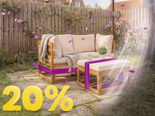 Medinė lauko sofa su smėlio spalvos pagalvėlėmis ir staliuku po skėčiu saulėtoje terasoje, apsupta gėlių ir tvoros, su 20% pavasario akcijos baneriu.