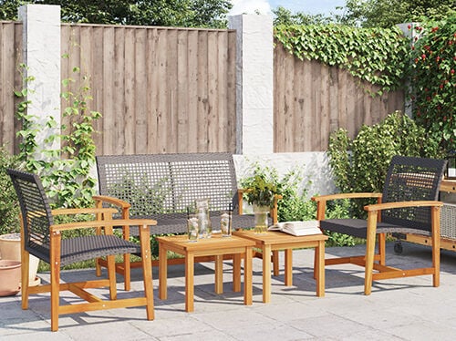 Pilkos spalvos mink&scaron;ta 2 vietų sofa stilingame miegamajame. Spustelėkite norėdami pamatyti gaminius.