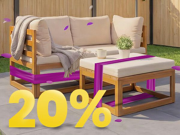 Medinė lauko sofa su smėlio spalvos pagalvėlėmis ir staliuku po skėčiu saulėtoje terasoje, apsupta gėlių ir tvoros, su 20% pavasario akcijos baneriu.