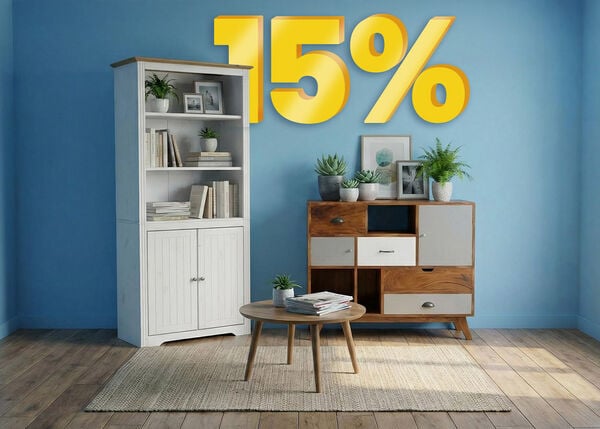 Reklaminis skydelis su &bdquo;15 %&ldquo; nuolaida dideliais geltonais 3D skaičiais vir&scaron; moderno kambario su balta auk&scaron;ta lentyna, medine komoda ir mažu apvaliu kavos staliuku ant neutralaus kilimo. Spustelėkite ir peržiūrėkite kolekcijos prekes.