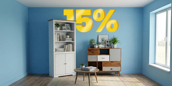Reklaminis skydelis su „15 %“ nuolaida dideliais geltonais 3D skaičiais virš moderno kambario su balta aukšta lentyna, medine komoda ir mažu apvaliu kavos staliuku ant neutralaus kilimo. Spustelėkite ir peržiūrėkite kolekcijos prekes.