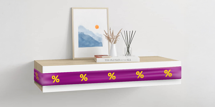 Balta pakabinama lentyna su dekoracijomis stilingame kambaryje, apjuosta violetinės spalvos juosta su nuolaidų ženklais. Spustelėkite, jei norite įsigyti prekes, kurioms taikomas pasiūlymas.