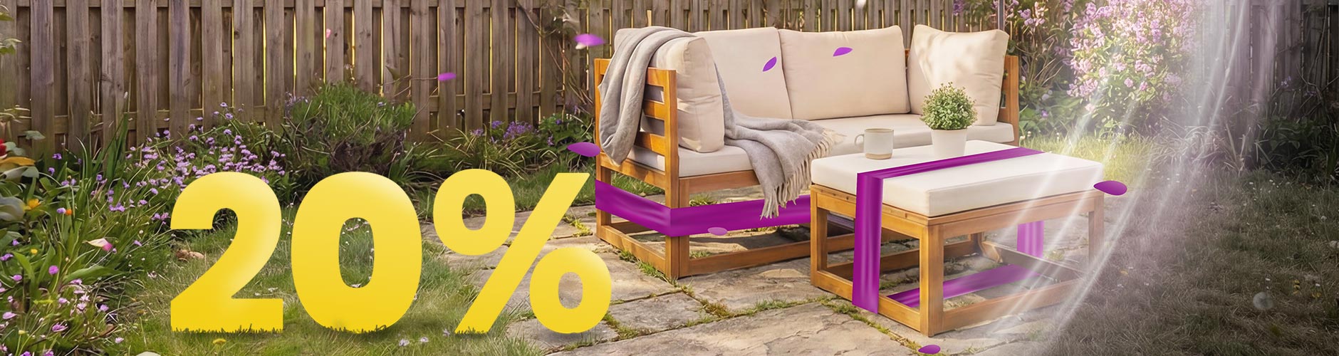 Medinė lauko sofa su smėlio spalvos pagalvėlėmis ir staliuku po skėčiu saulėtoje terasoje, apsupta gėlių ir tvoros, su 20% pavasario akcijos baneriu.