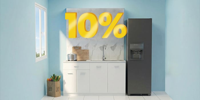 Reklaminis skydelis su „10 %“ nuolaida dideliais geltonais 3D skaičiais virš modernios virtuvės su baltomis spintelėmis, marmurine sienele ir aukštu juodu šaldytuvu mėlynų sienų fone. Spustelėkite ir peržiūrėkite kolekcijos prekes.