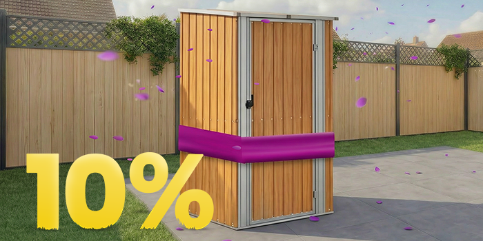 Medinis sodo sandėliukas po pavėsine saulėtoje terasoje, apsuptas gėlių ir tvoros, su 10% pavasario akcijos baneriu.