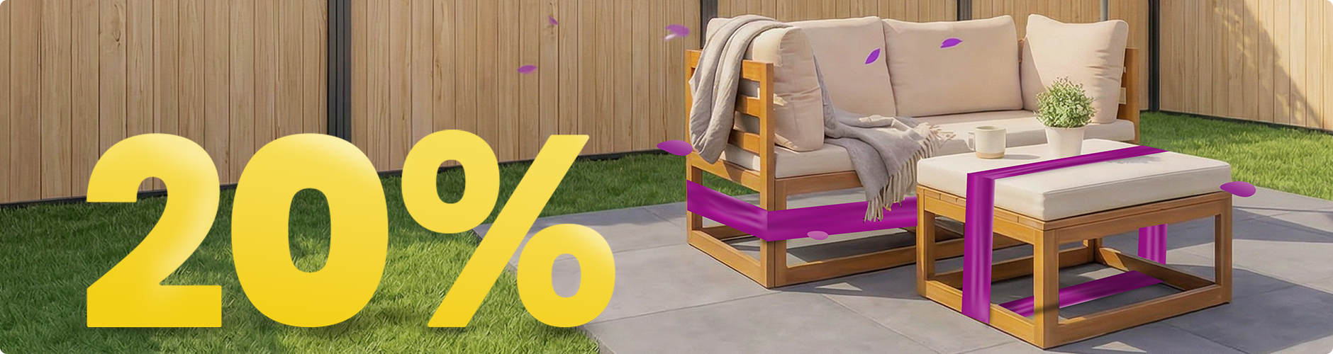 Medinė lauko sofa su smėlio spalvos pagalvėlėmis ir staliuku po skėčiu saulėtoje terasoje, apsupta gėlių ir tvoros, su 20% pavasario akcijos baneriu.