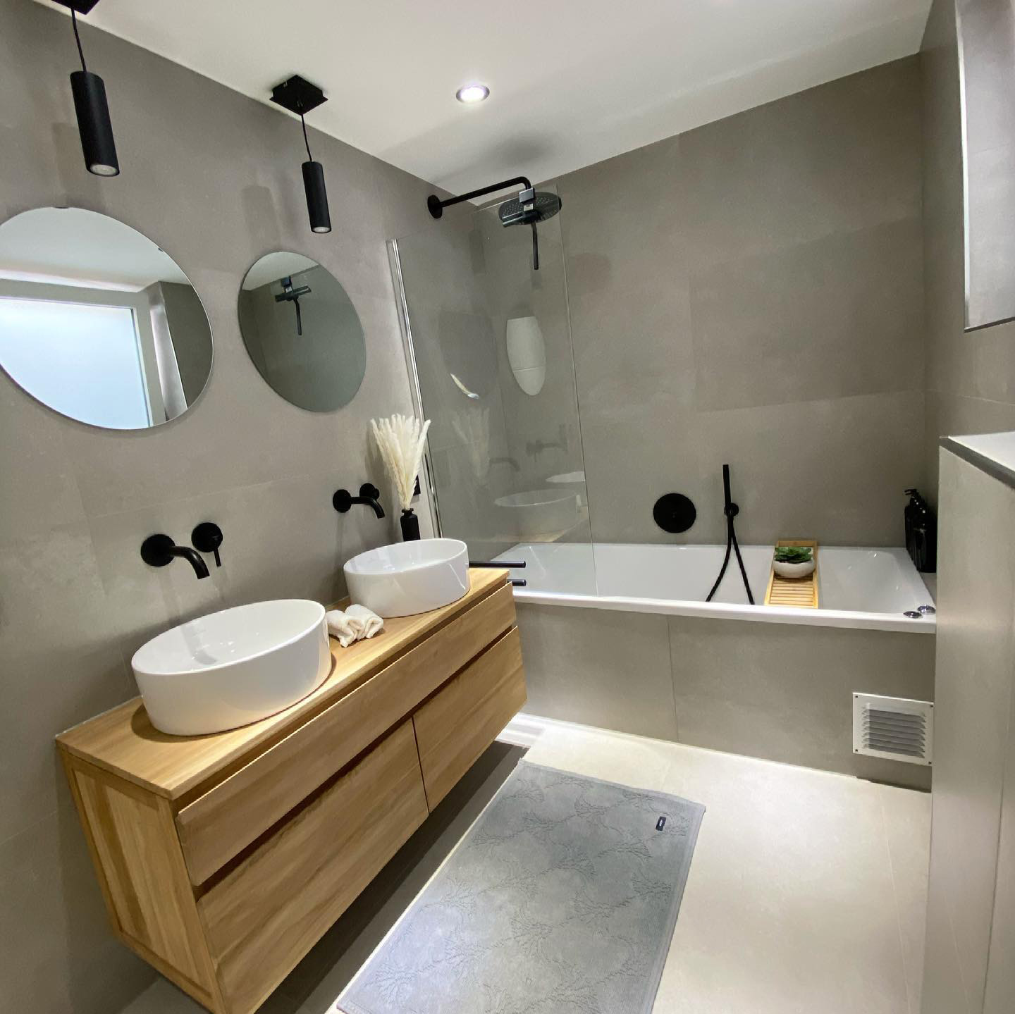 Renovated grey bathroom with vidaXL sinks